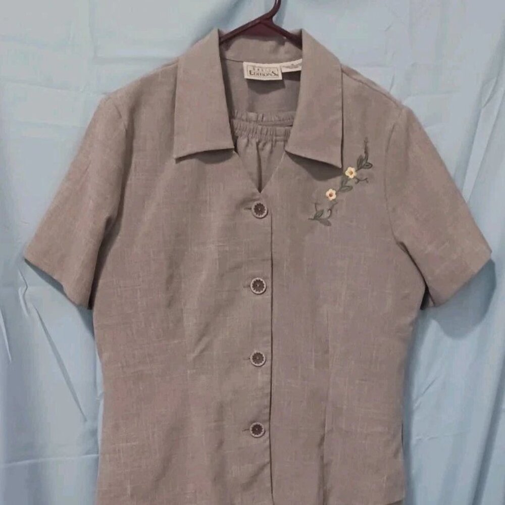 Womans Size 10-12 Lavender Short Sleeve Jacket and Pants 2 piece Set